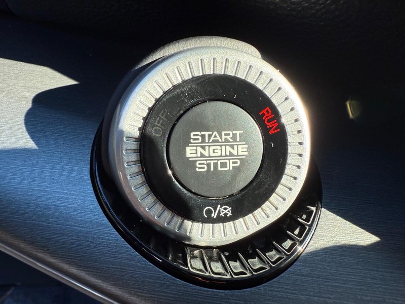 Jeep Grand Wagoneer Vehicle Full-screen Gallery Image 23