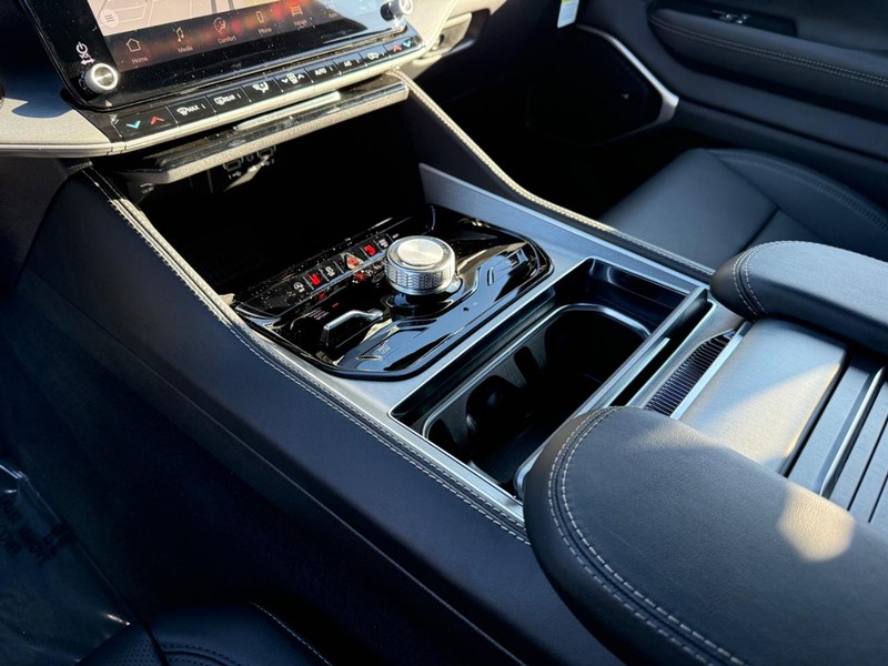 Jeep Grand Wagoneer Vehicle Full-screen Gallery Image 26