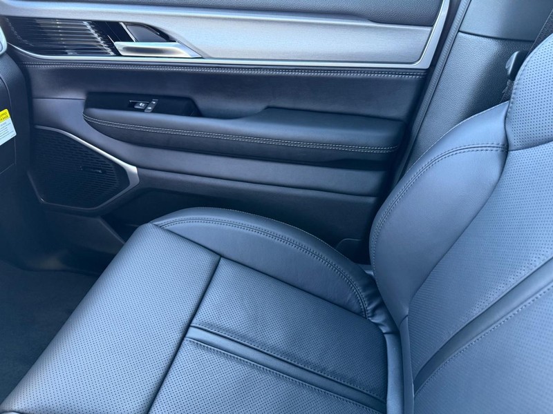 Jeep Grand Wagoneer Vehicle Full-screen Gallery Image 27