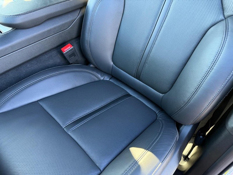 Jeep Grand Wagoneer Vehicle Full-screen Gallery Image 30