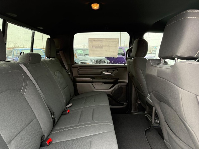 Ram 1500 Vehicle Full-screen Gallery Image 11