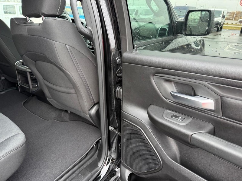 Ram 1500 Vehicle Full-screen Gallery Image 12