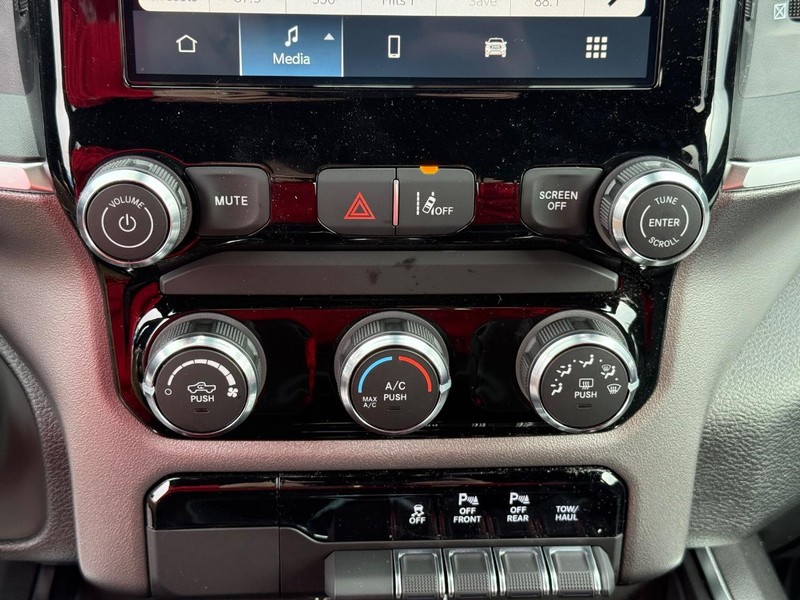 Ram 1500 Vehicle Full-screen Gallery Image 25