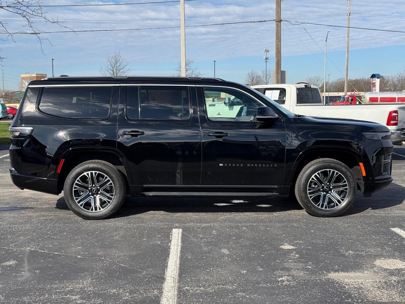Jeep Grand Wagoneer Vehicle Full-screen Gallery Image 2