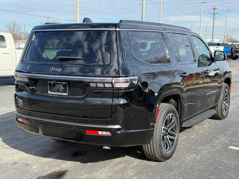 Jeep Grand Wagoneer Vehicle Full-screen Gallery Image 3