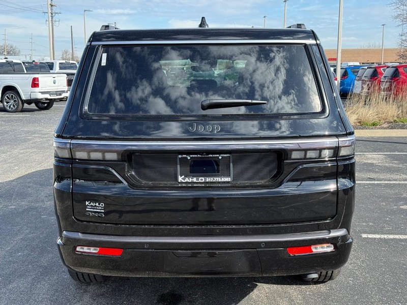 Jeep Grand Wagoneer Vehicle Full-screen Gallery Image 4