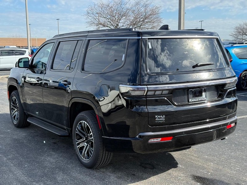 Jeep Grand Wagoneer Vehicle Full-screen Gallery Image 5