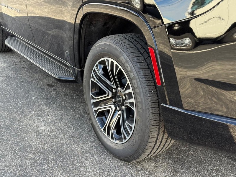 Jeep Grand Wagoneer Vehicle Full-screen Gallery Image 6