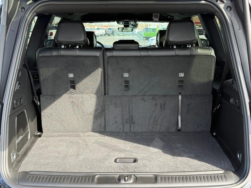 Jeep Grand Wagoneer Vehicle Full-screen Gallery Image 7