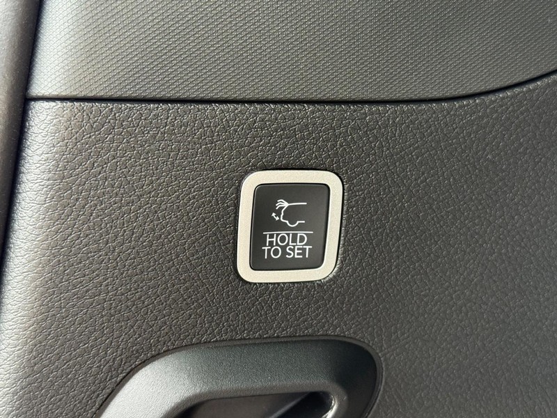 Jeep Grand Wagoneer Vehicle Full-screen Gallery Image 8