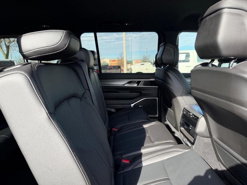 Jeep Grand Wagoneer Vehicle Full-screen Gallery Image 11