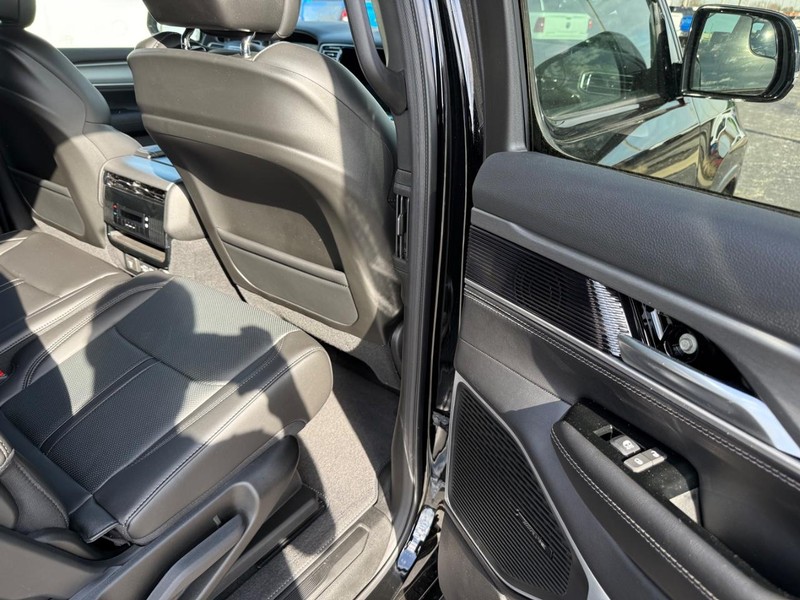 Jeep Grand Wagoneer Vehicle Full-screen Gallery Image 12