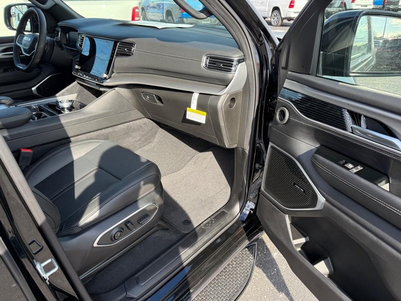 Jeep Grand Wagoneer Vehicle Full-screen Gallery Image 16