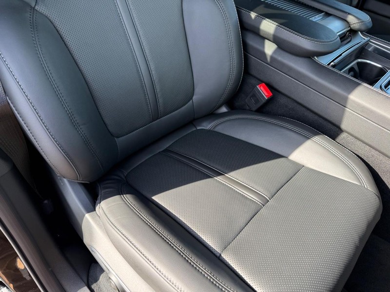 Jeep Grand Wagoneer Vehicle Full-screen Gallery Image 17