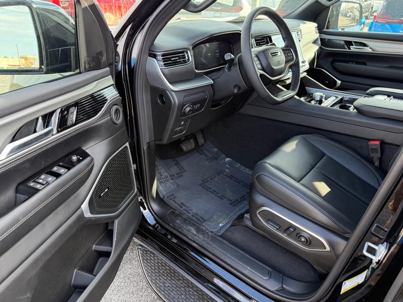 Jeep Grand Wagoneer Vehicle Full-screen Gallery Image 18