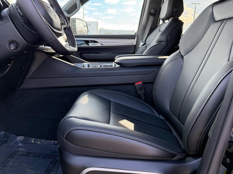 Jeep Grand Wagoneer Vehicle Full-screen Gallery Image 19