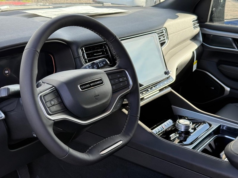 Jeep Grand Wagoneer Vehicle Full-screen Gallery Image 20