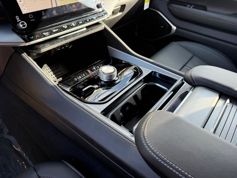 Jeep Grand Wagoneer Vehicle Full-screen Gallery Image 26