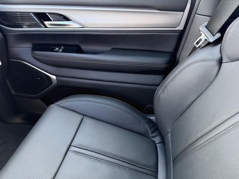 Jeep Grand Wagoneer Vehicle Full-screen Gallery Image 27