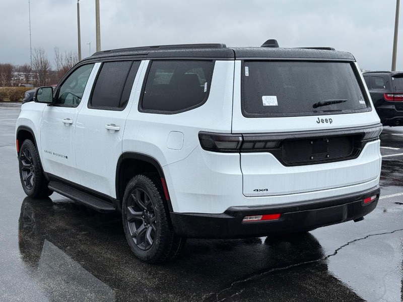 Jeep Grand Wagoneer Vehicle Full-screen Gallery Image 5