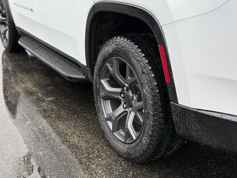 Jeep Grand Wagoneer Vehicle Full-screen Gallery Image 6