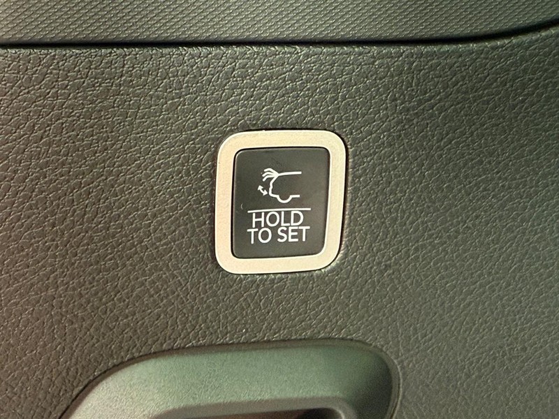 Jeep Grand Wagoneer Vehicle Full-screen Gallery Image 8