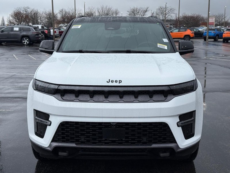 Jeep Grand Wagoneer Vehicle Full-screen Gallery Image 11