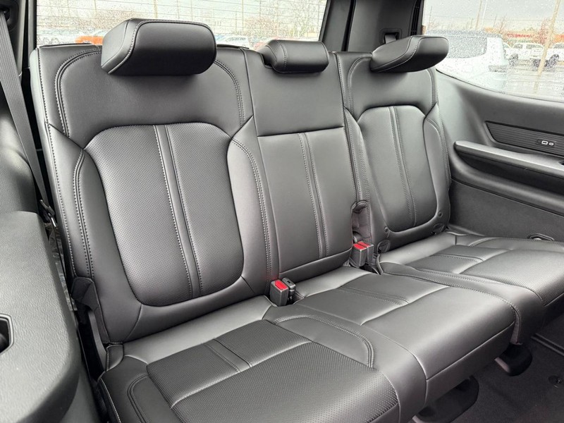 Jeep Grand Wagoneer Vehicle Full-screen Gallery Image 12