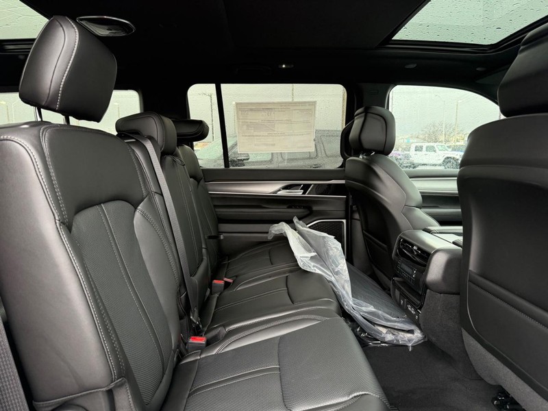 Jeep Grand Wagoneer Vehicle Full-screen Gallery Image 13