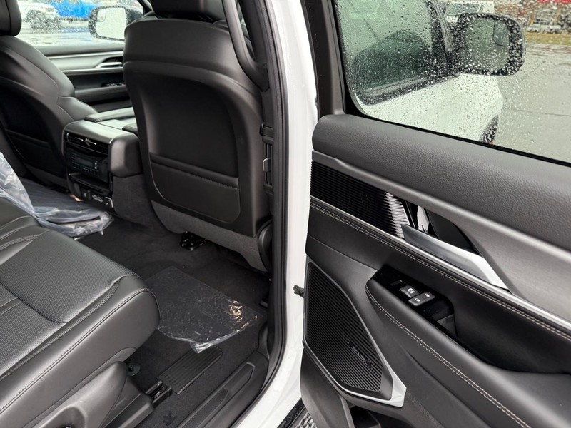 Jeep Grand Wagoneer Vehicle Full-screen Gallery Image 14