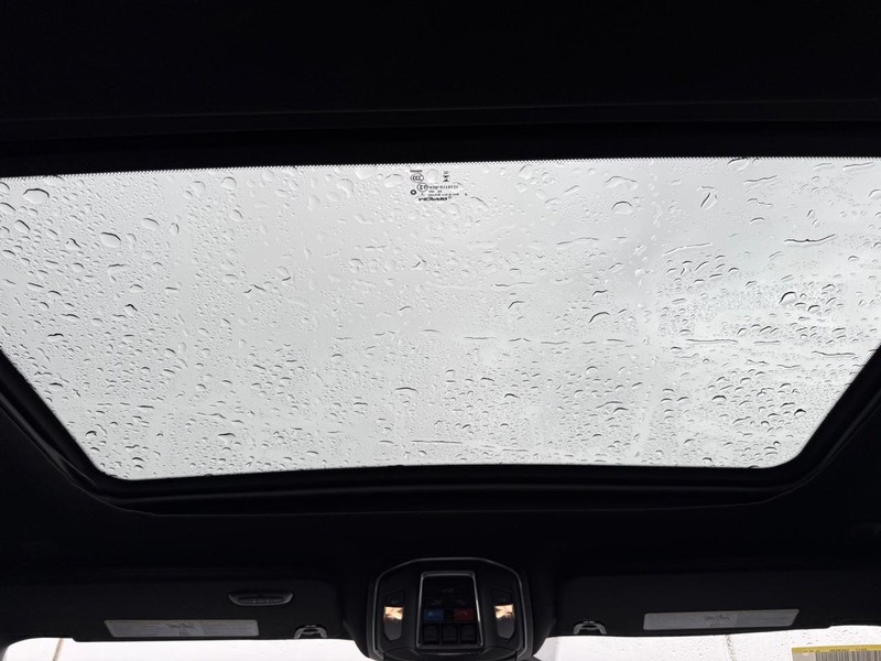 Jeep Grand Wagoneer Vehicle Full-screen Gallery Image 15