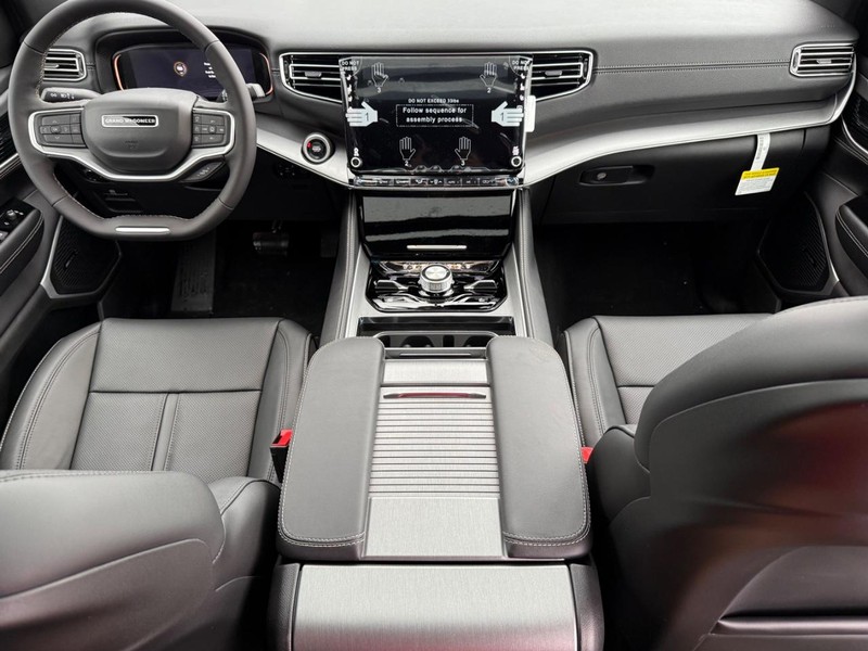 Jeep Grand Wagoneer Vehicle Full-screen Gallery Image 16