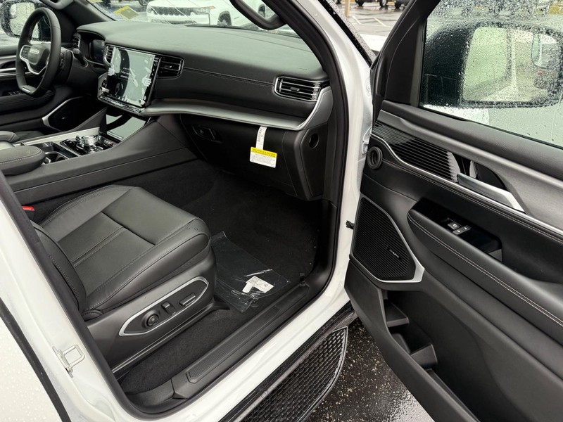 Jeep Grand Wagoneer Vehicle Full-screen Gallery Image 18