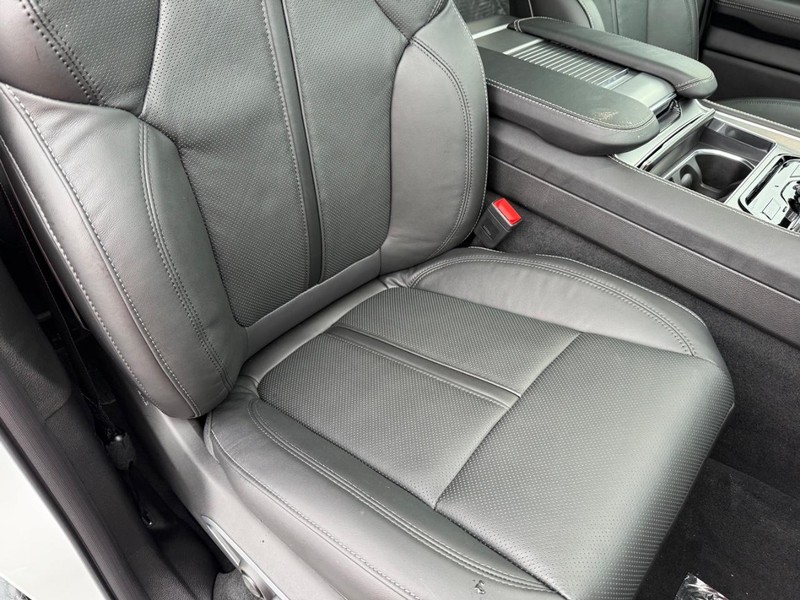 Jeep Grand Wagoneer Vehicle Full-screen Gallery Image 19