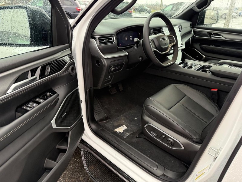 Jeep Grand Wagoneer Vehicle Full-screen Gallery Image 20