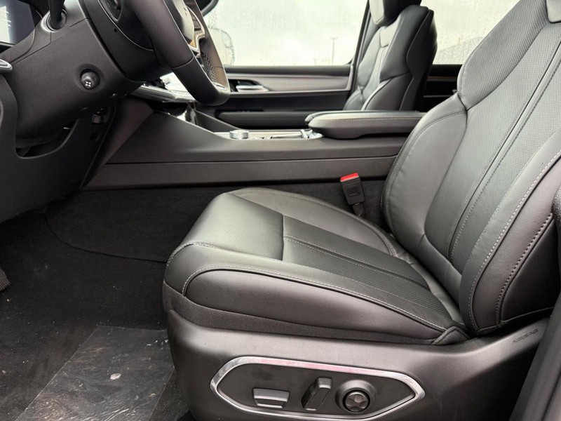 Jeep Grand Wagoneer Vehicle Full-screen Gallery Image 21