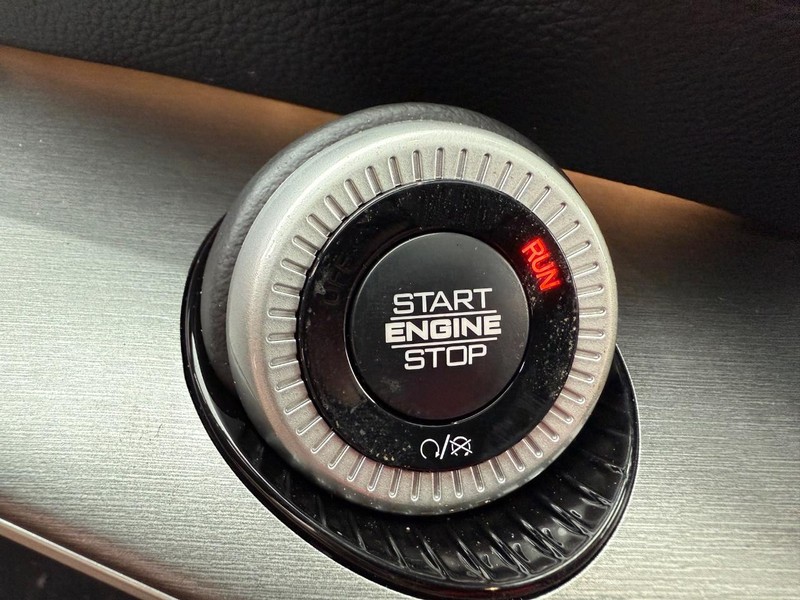 Jeep Grand Wagoneer Vehicle Full-screen Gallery Image 25