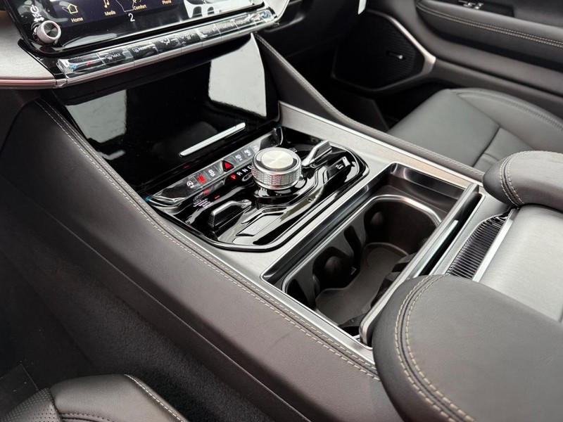 Jeep Grand Wagoneer Vehicle Full-screen Gallery Image 28