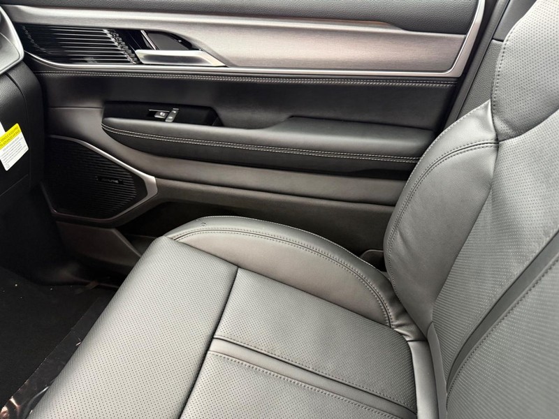 Jeep Grand Wagoneer Vehicle Full-screen Gallery Image 29