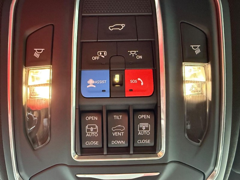 Jeep Grand Wagoneer Vehicle Full-screen Gallery Image 30