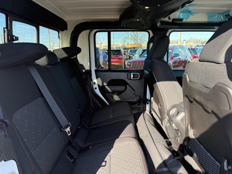 Jeep Gladiator Vehicle Full-screen Gallery Image 10