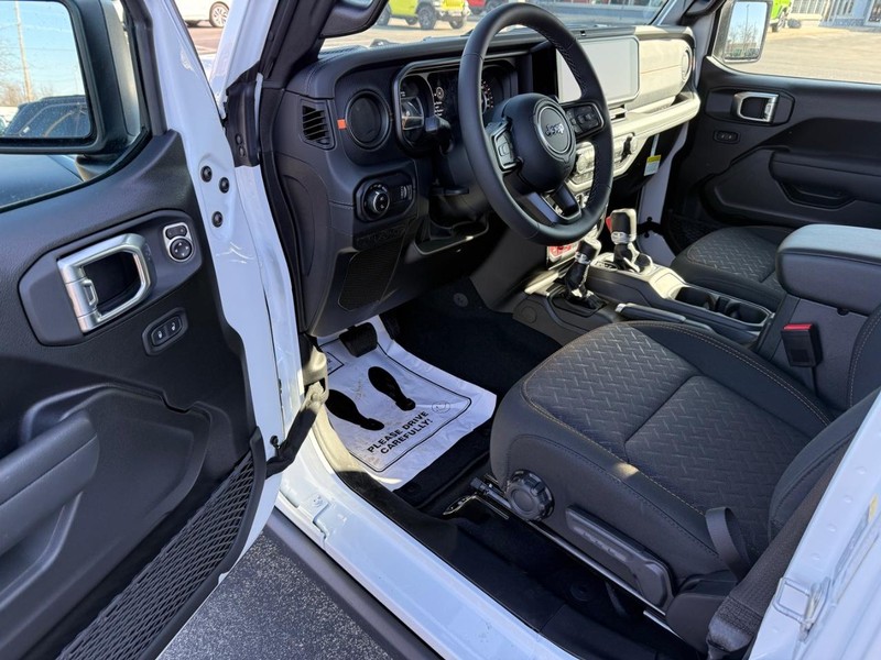 Jeep Gladiator Vehicle Full-screen Gallery Image 16