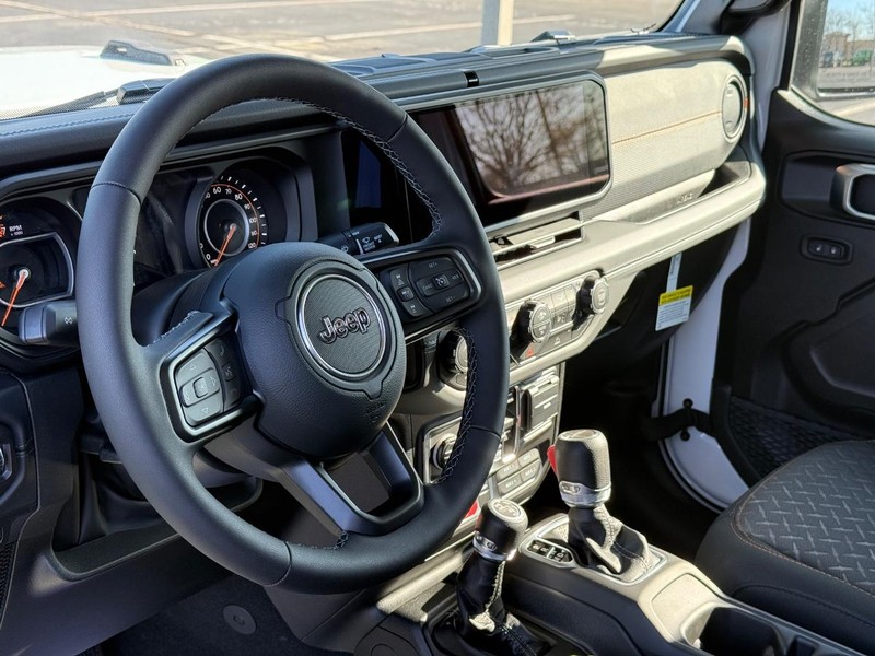 Jeep Gladiator Vehicle Full-screen Gallery Image 18