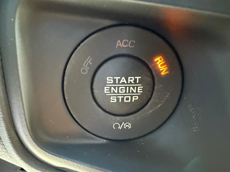 Jeep Gladiator Vehicle Full-screen Gallery Image 21