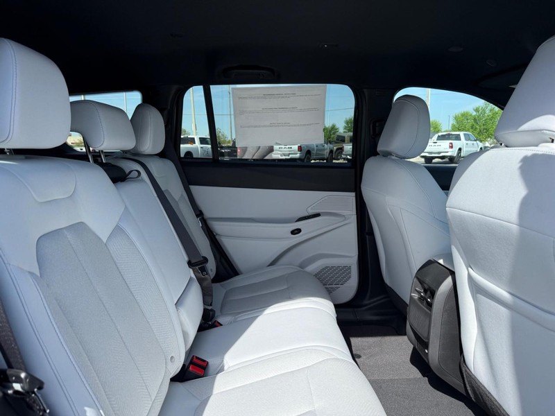 Jeep Cherokee Vehicle Full-screen Gallery Image 10