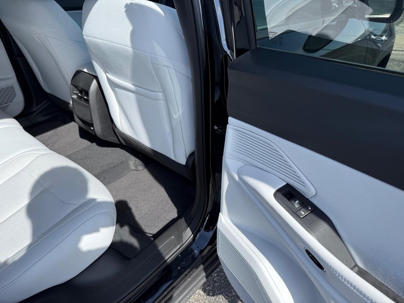 Jeep Cherokee Vehicle Full-screen Gallery Image 11