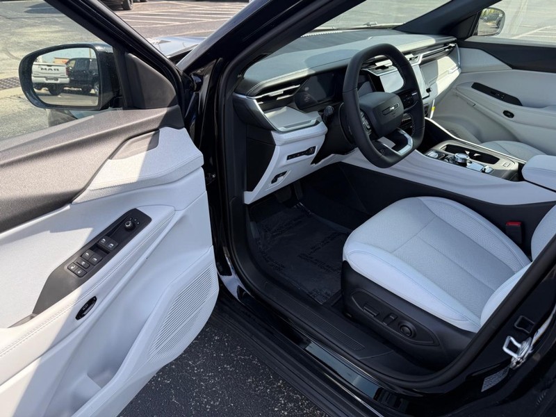 Jeep Cherokee Vehicle Full-screen Gallery Image 16