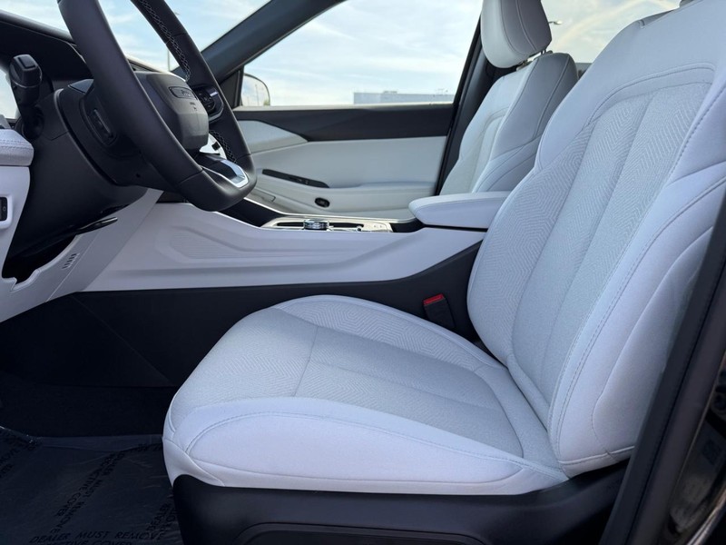 Jeep Cherokee Vehicle Full-screen Gallery Image 17