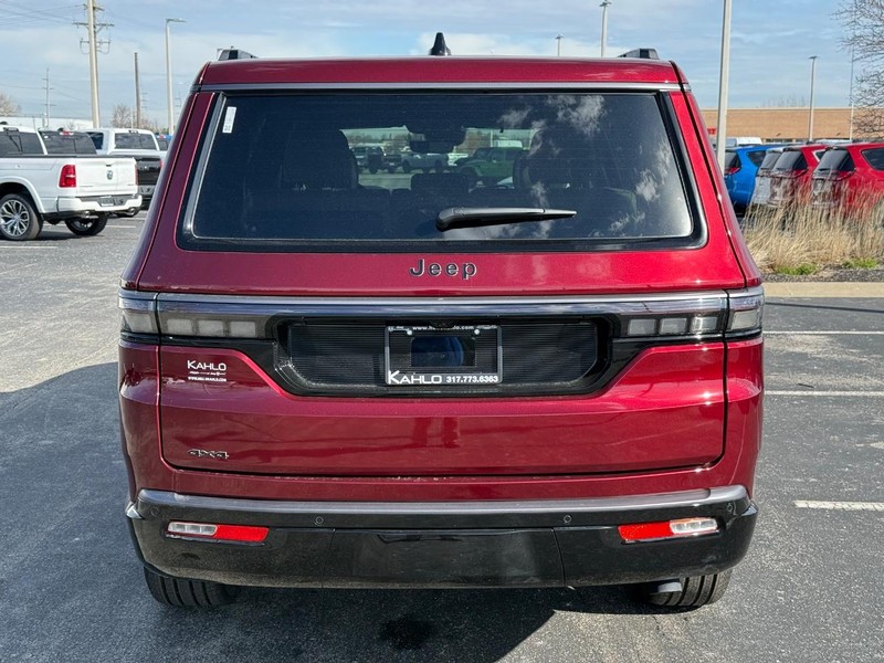 Jeep Grand Wagoneer Vehicle Full-screen Gallery Image 4