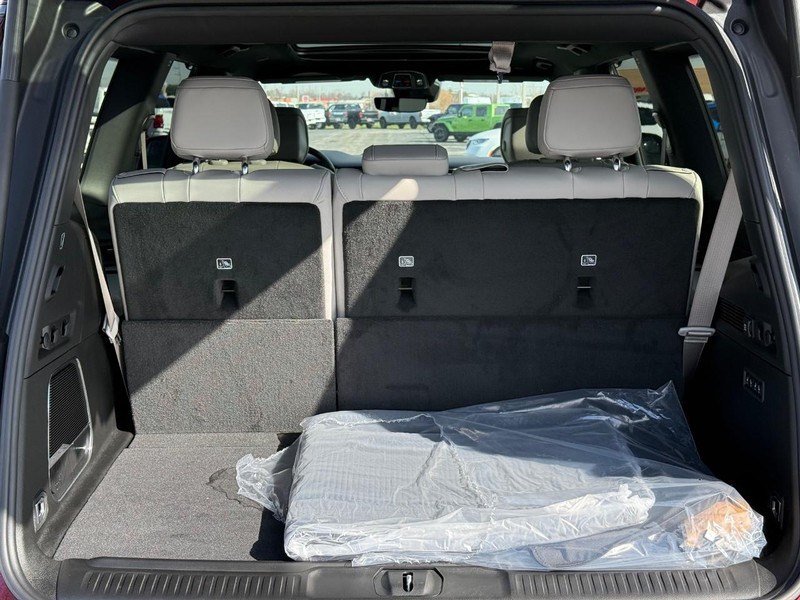 Jeep Grand Wagoneer Vehicle Full-screen Gallery Image 7